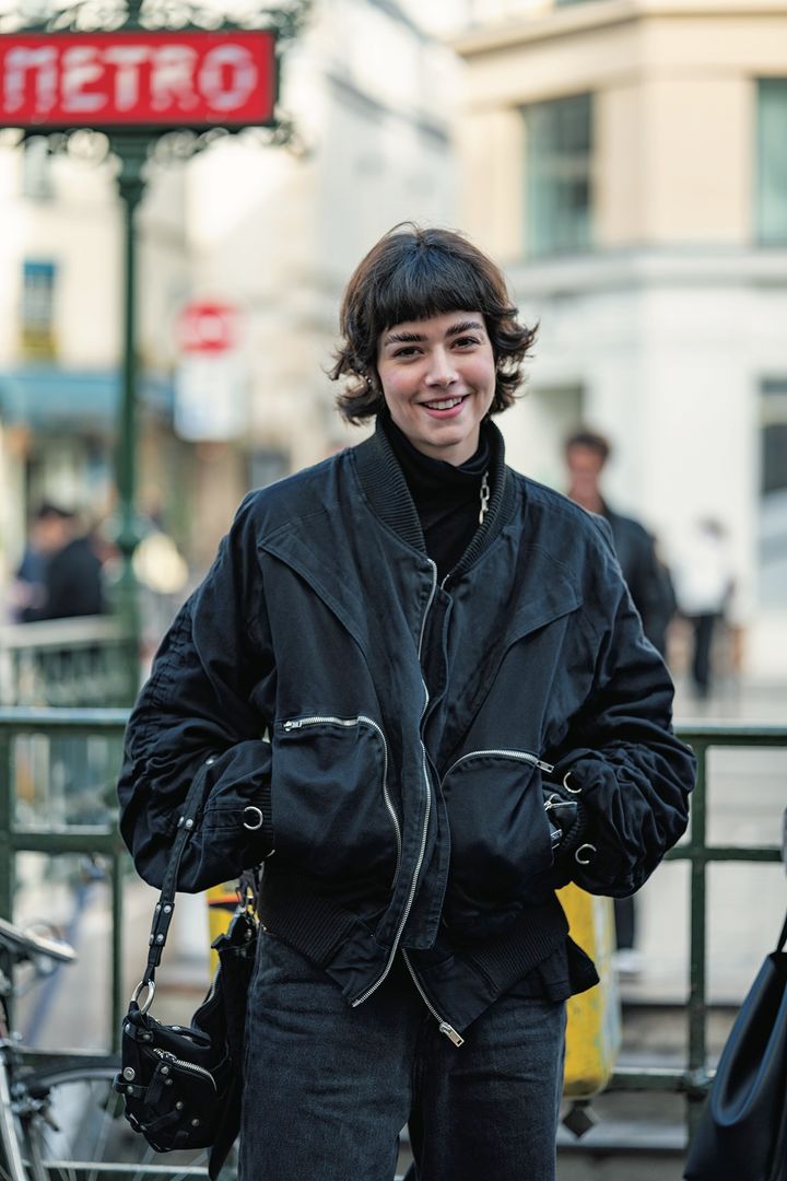 短めバングス×外はねが超かわいい！シンプルコーデはヘアスタイルにこだわって