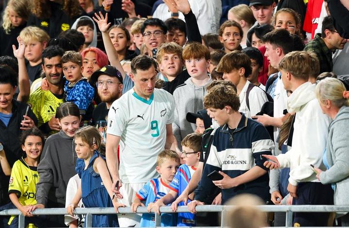 前代未聞！W杯予選で3ゴールの英雄FW、交代後の神対応でイエローカードを食らう