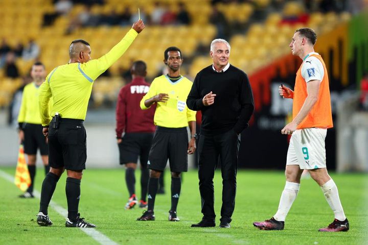 前代未聞！W杯予選で3ゴールの英雄FW、交代後の神対応でイエローカードを食らう