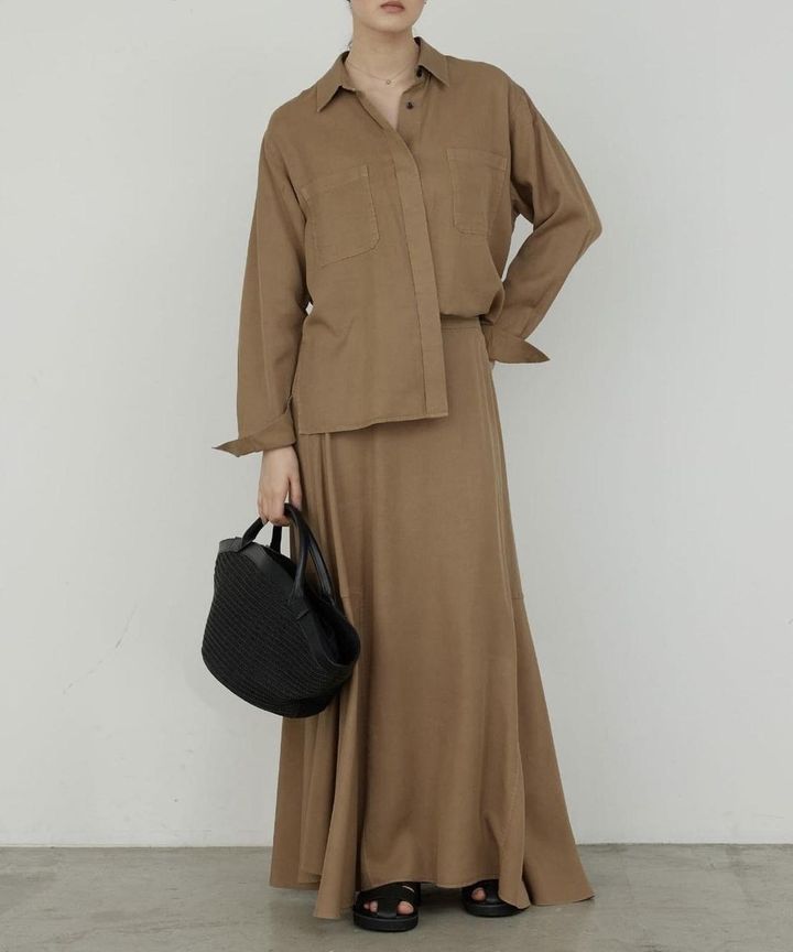 画像: 「リラクシーシャツ」￥20,900※写真とボタンの色が変わります、「切替フレアスカート」￥24,200 出典：ガリャルダガランテ