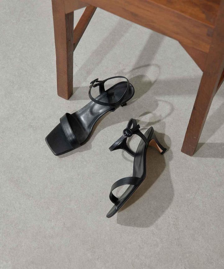 画像: 「ストラップサンダル」￥25,300【2.718】 出典：ガリャルダガランテ