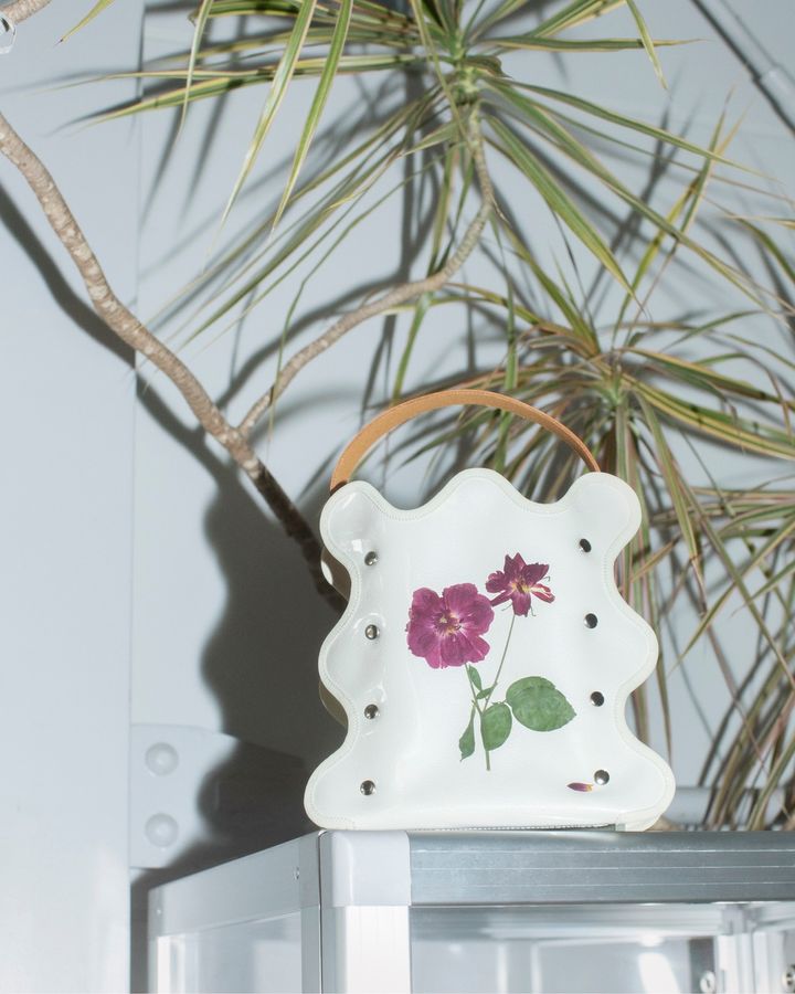 《ノリ エノモト》×「イーダブリューファーマシー」のコラボバッグやコインパースが登場！ “花の循環”を感じさせるサーキュラーデザインに注目