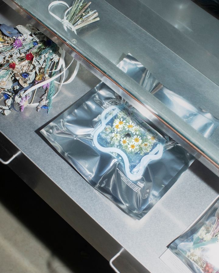 《ノリ エノモト》×「イーダブリューファーマシー」のコラボバッグやコインパースが登場！ “花の循環”を感じさせるサーキュラーデザインに注目