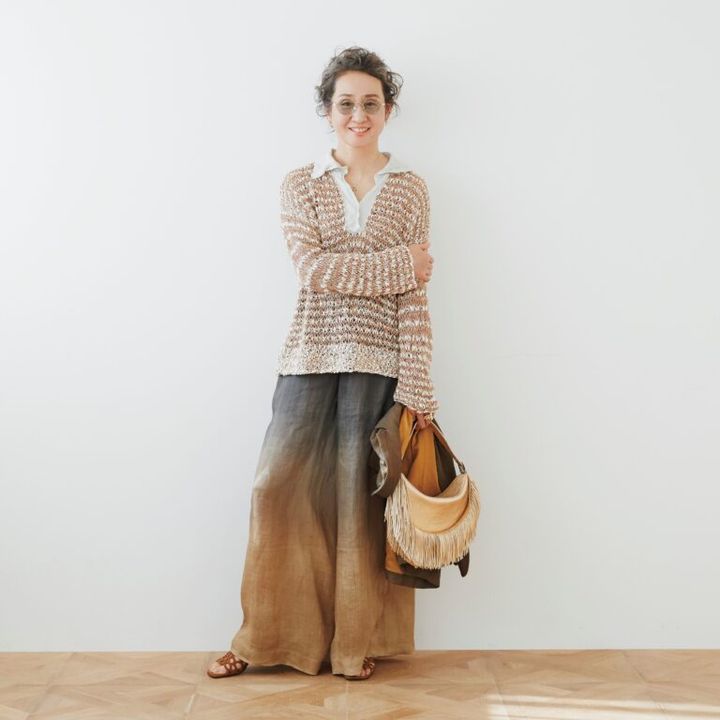 ニット¥143,000、ジャケット¥327,800、パンツ¥264,000／すべてチヴィディーニ（コロネット）、サングラス¥51,700／ユウイチトヤマ（コンティニュエ）、ピアス¥459,800、イヤーカフ¥15,730、ネックレス¥363,000、リング（左手薬指）¥649,000、リング（左手人さし指）¥473,000／すべてジョージ ジェンセン（ジョージ ジェンセン ジャパン）、バッグ¥148,500／J＆M デヴィッドソン（J＆M デヴィッドソン カスタマーセンター）、シューズ¥140,800／セルジオ ロッシ（セルジオ ロッシ カスタマーサービス）