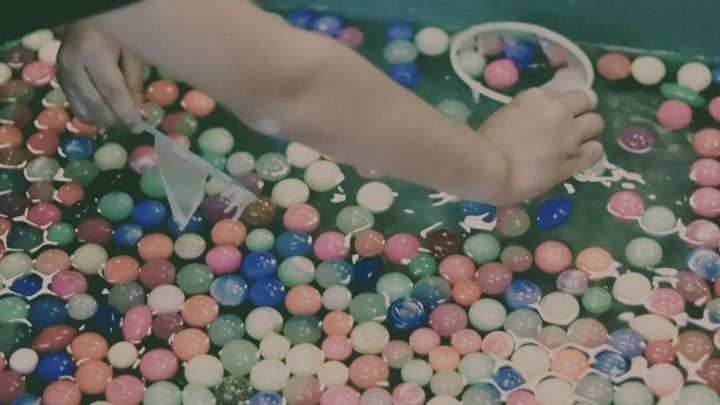 スーパーボールをすくいの後で（画像はイメージ）