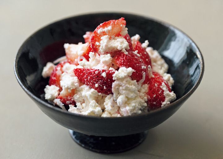【チーズが主役】 いちごとしらすのカッテージチーズ白和え