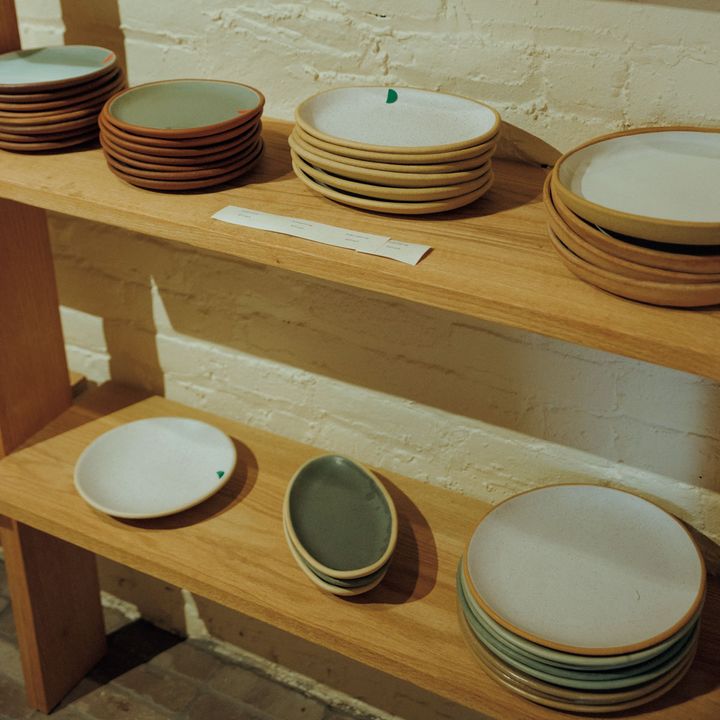 棚に並べられた器