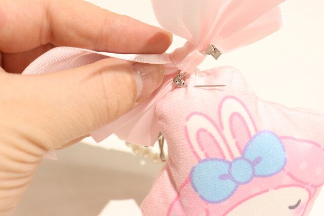 ダイソー ボウタイキーホルダー（黒、白、ピンク） ピン 使用例