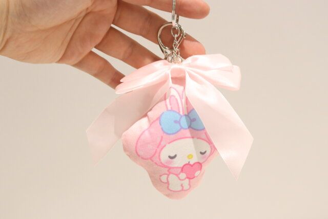 ダイソー ボウタイキーホルダー（黒、白、ピンク） ピン 使用例 マスコット