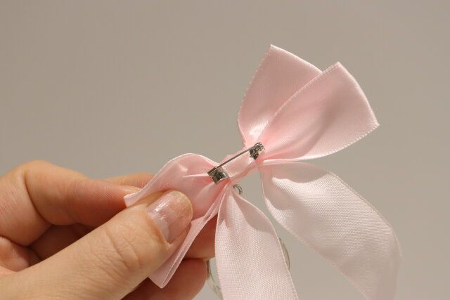 ダイソー ボウタイキーホルダー（黒、白、ピンク） ピン