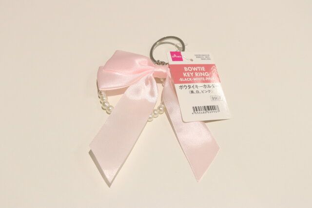 ダイソー ボウタイキーホルダー（黒、白、ピンク） 商品タグ