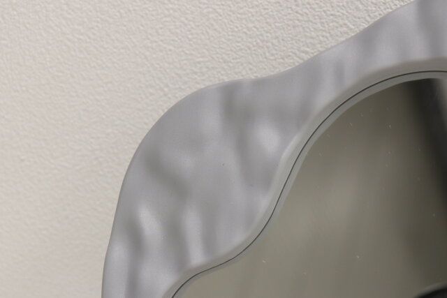 ダイソーの波型スタンドミラー（韓国風）