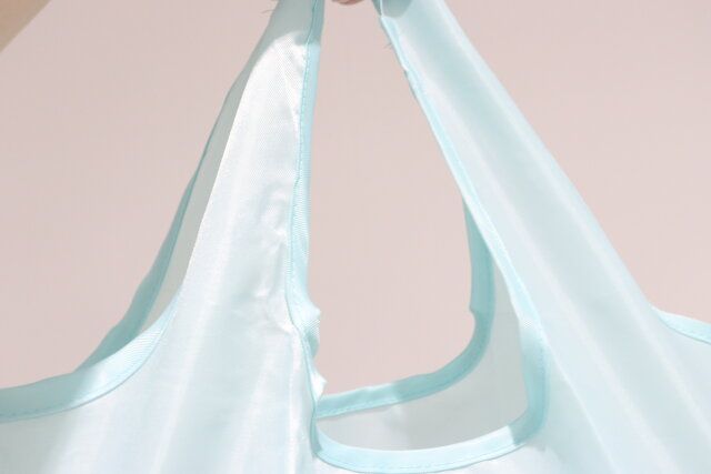 肩にかけられるショッピングバッグ 持ち手