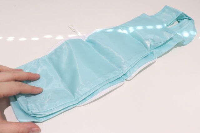 肩にかけられるショッピングバッグ 展開