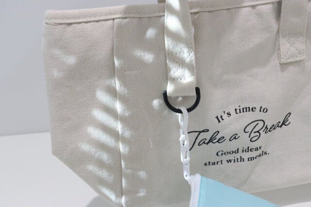 肩にかけられるショッピングバッグ バッグに取り付け