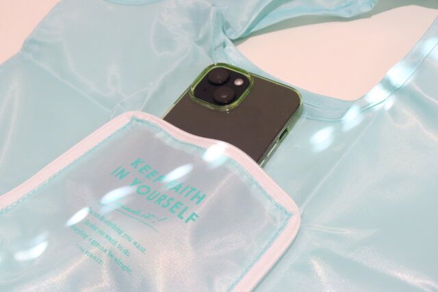 肩にかけられるショッピングバッグ ポケット