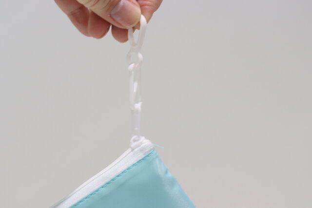 肩にかけられるショッピングバッグ ナスカン