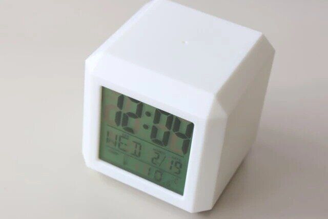 ダイソーの7色変色ライト付デジタル時計1