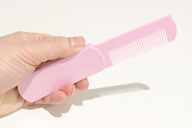 ダイソーの持ち運びに便利な折込コーム＆ミラー シンプル