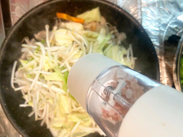 3COINS 電動ミルスリム 片手で調味料を挽いてくれる