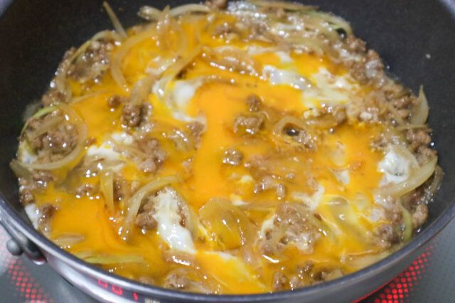 白身にある程度火が通ったら、黄身を加えて火を止め、フタをして1分ほど蒸らす。