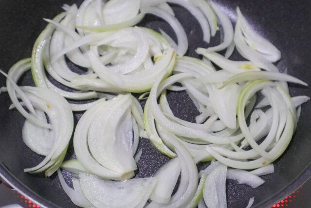 鍋に米油を入れて中火にかけ、たまねぎを炒める。