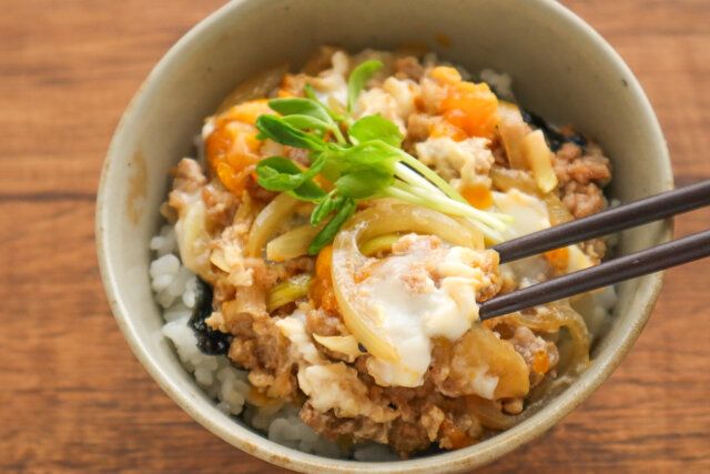 鶏ひき肉の親子丼 お箸でつまむ