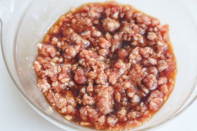 ボウルに鶏ひき肉、酒、しょうゆ、みりん、砂糖を入れてよく混ぜ合わせる。