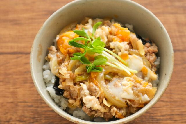 ⑧を盛り、豆苗をトッピングする。