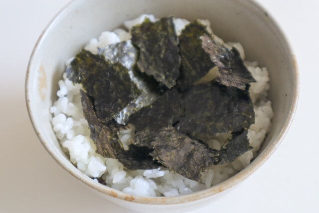 丼に温かいご飯を盛り、焼き海苔をちぎってのせる。