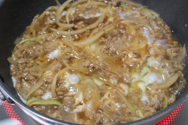 肉に火が通ったら、白身をまわし入れる。