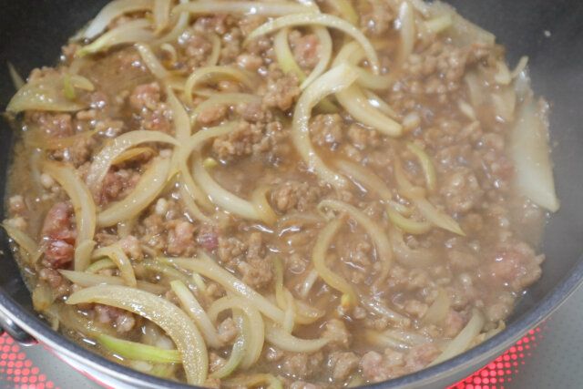 たまねぎが色づいたら、③を加えて炒める。