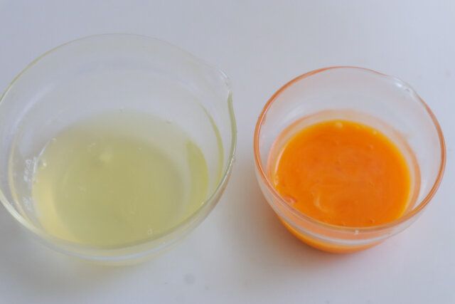 卵は、白身と黄身に分けてそれぞれ溶いておく。