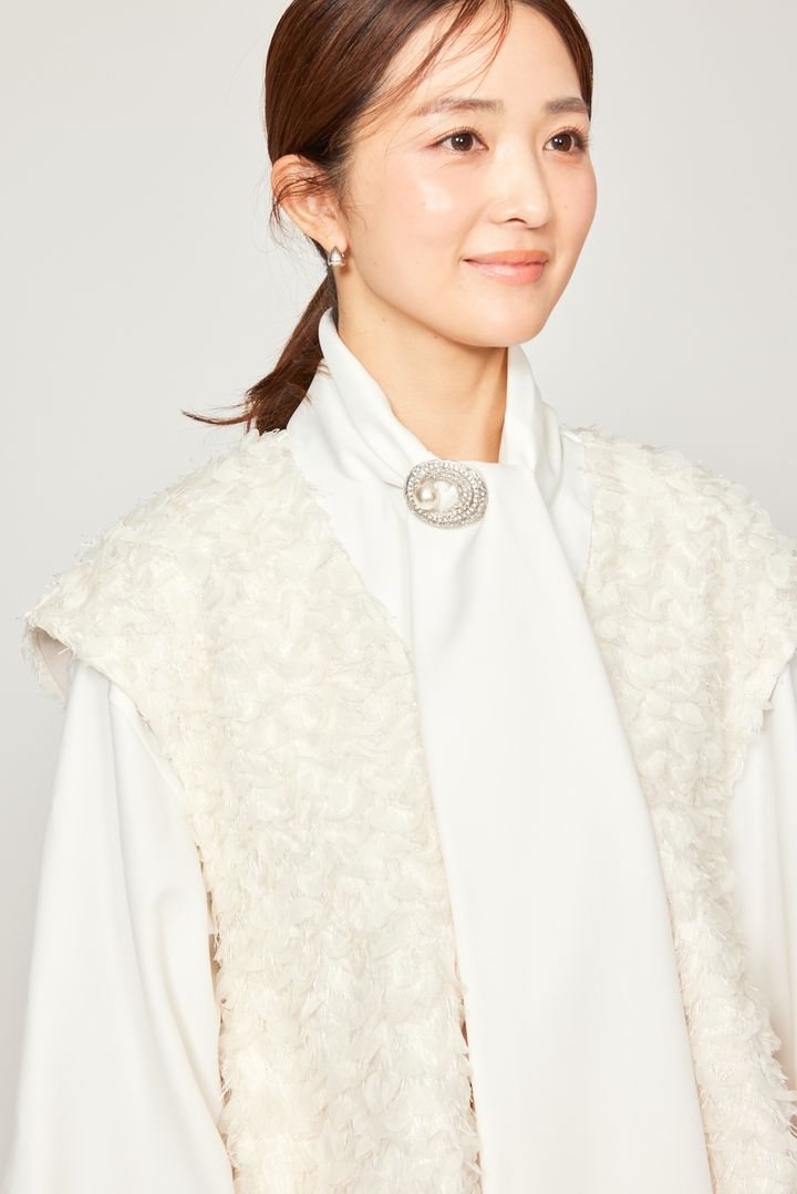 クラウドチームVERY明賀琴絵のセレモニージレコーデ_ブローチ寄り