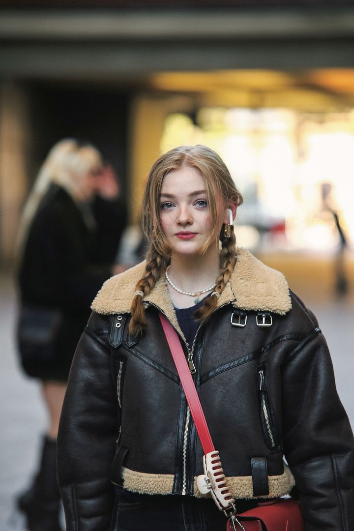 おさげスタイル×キリッと眉がポイント！赤いリップとバッグが見事にリンク