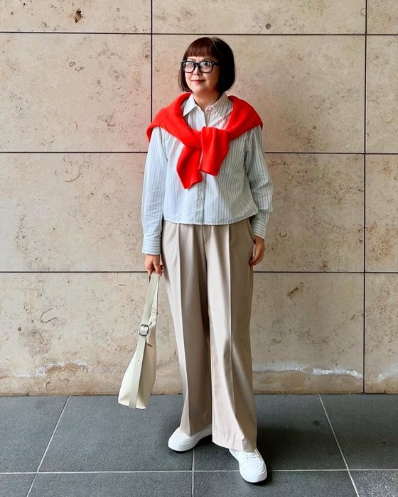 UNIQLO and JW ANDERSONのオフホワイトの「オックスフォードシャツ」×タックワイドパンツ