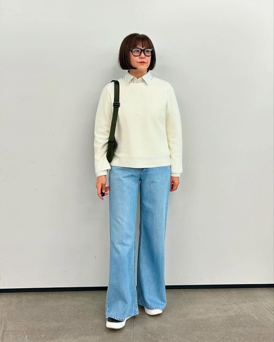 UNIQLO and JW ANDERSONのオフホワイトの「オックスフォードシャツ」×ドレープワイドフレアジーンズ