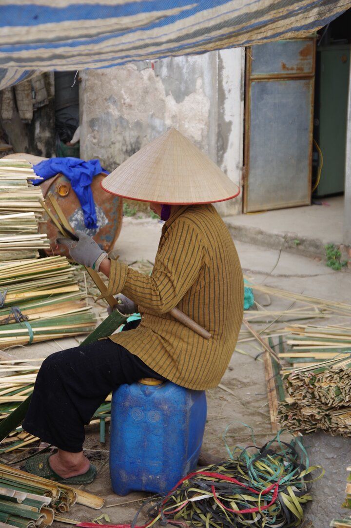 一度は見たいベトナムのカラフルな景色♪色とりどりの線香が並ぶハノイ郊外のクアン・フー・カウ村へ