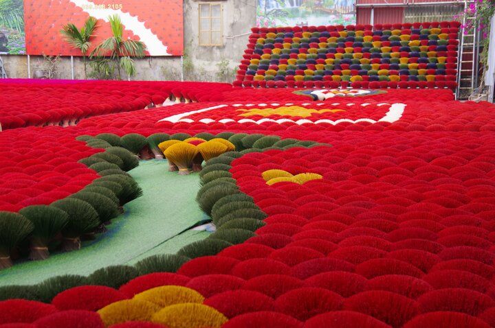 一度は見たいベトナムのカラフルな景色♪色とりどりの線香が並ぶハノイ郊外のクアン・フー・カウ村へ