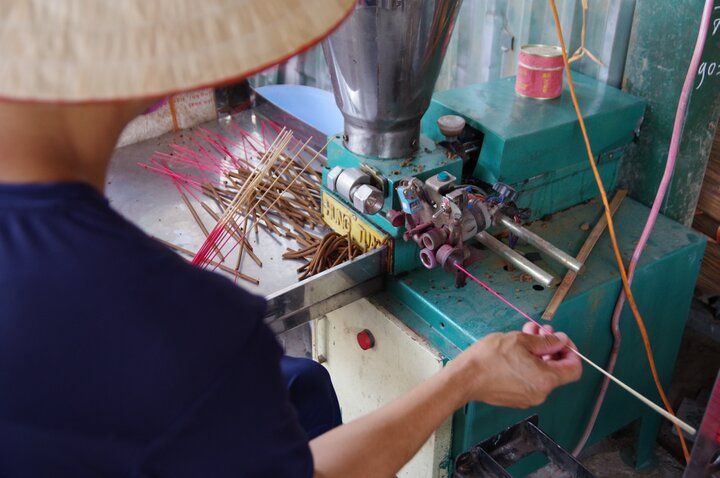 一度は見たいベトナムのカラフルな景色♪色とりどりの線香が並ぶハノイ郊外のクアン・フー・カウ村へ