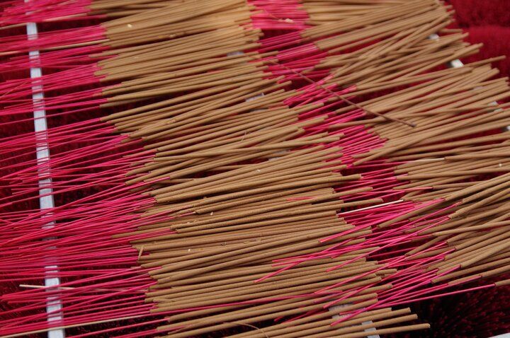 一度は見たいベトナムのカラフルな景色♪色とりどりの線香が並ぶハノイ郊外のクアン・フー・カウ村へ