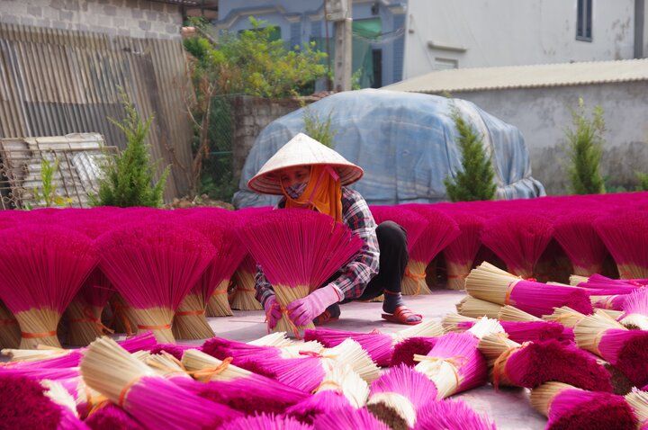 一度は見たいベトナムのカラフルな景色♪色とりどりの線香が並ぶハノイ郊外のクアン・フー・カウ村へ