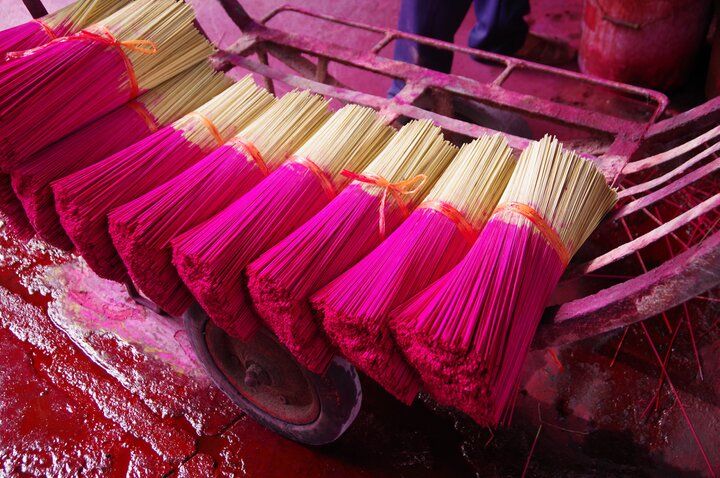 一度は見たいベトナムのカラフルな景色♪色とりどりの線香が並ぶハノイ郊外のクアン・フー・カウ村へ