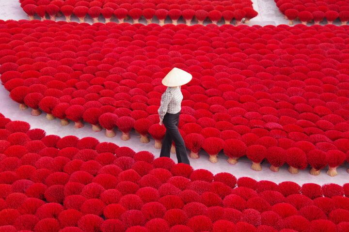 一度は見たいベトナムのカラフルな景色♪色とりどりの線香が並ぶハノイ郊外のクアン・フー・カウ村へ