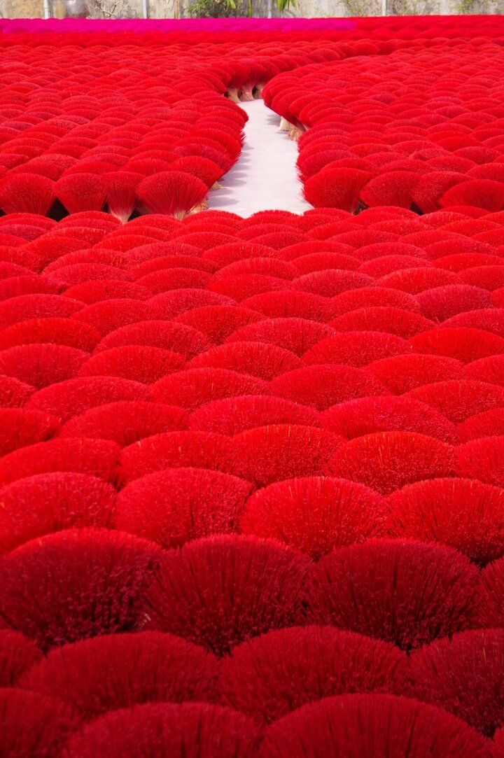 一度は見たいベトナムのカラフルな景色♪色とりどりの線香が並ぶハノイ郊外のクアン・フー・カウ村へ