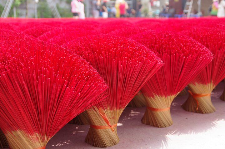 一度は見たいベトナムのカラフルな景色♪色とりどりの線香が並ぶハノイ郊外のクアン・フー・カウ村へ