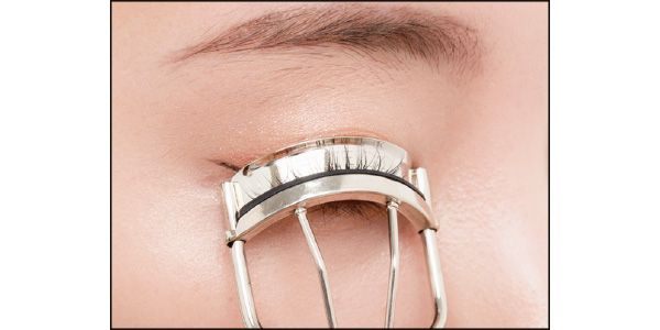 （1）根元→中間→毛先の順に、ゆるやかなカーブをつくる