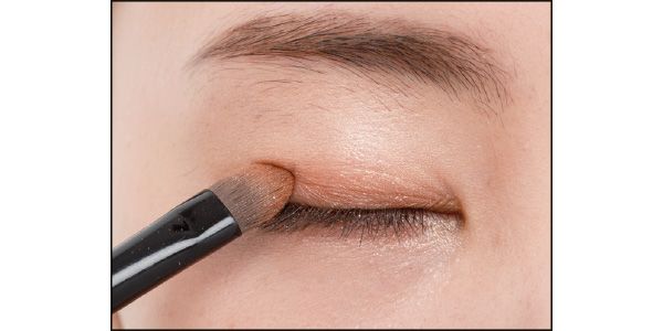 （3）ラインにアイシャドウの締め色を重ねてぼかす