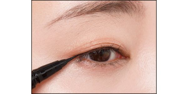 （2）“薄黒”のリキッドで目尻からまつ毛1本分を延長
