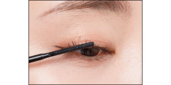 （2）まつ毛をとかすように丁寧にマスカラをオン